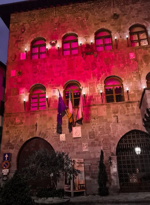 Comune di Pescia illuminato in rosso